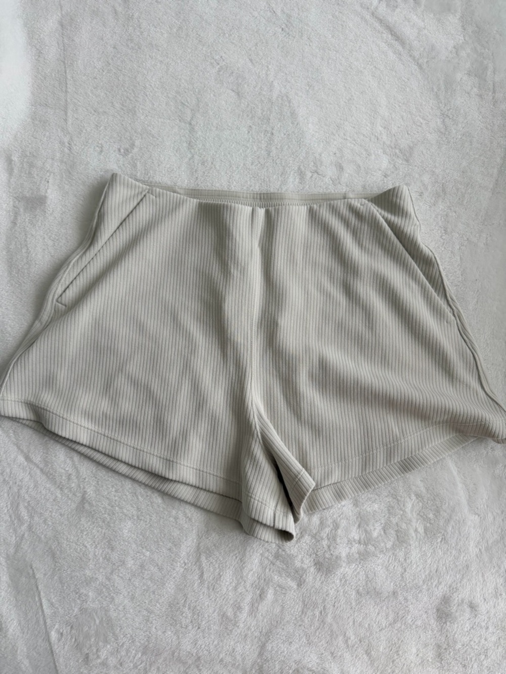 lululemon athletica Off-White/Cream Ribbed High-Waist Lounge Shorts Size 6 - Picture 2 of 8